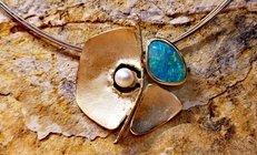 Foto: Boulderopal- Anhänger Gold aus Lechlers Goldschmiede