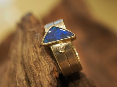 Foto: Trauringumarbeitung mit Boulderopal und Brillant