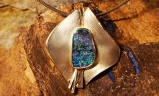 Foto: Boulderopal- Anhänger Gold aus Lechlers Goldschmiede