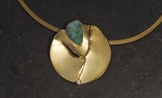 Foto: Anhänger mit Boulderopal in Gold 585/- aus Lechlers Goldschmiede Freiburg