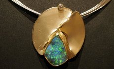 Foto: Anhänger mit Boulderopal und einem Brillanten in Gold 585/- aus Lechlers Goldschmiede Freiburg