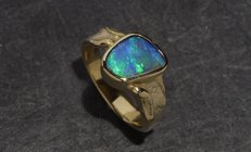 Foto: Ring mit Boulderopal in Gold 585/- aus Lechlers Goldschmiede Freiburg