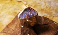 Foto: Boulderopal- Ring aus Gold aus Lechlers Goldschmiede