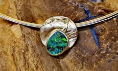 Foto: Boulderopal- Anhänger Gold aus Lechlers Goldschmiede