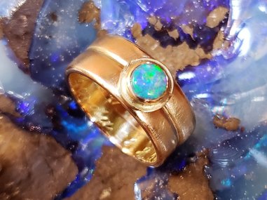 Trauringumarbeitung mit Opal aus Lechlers GOldschmiede